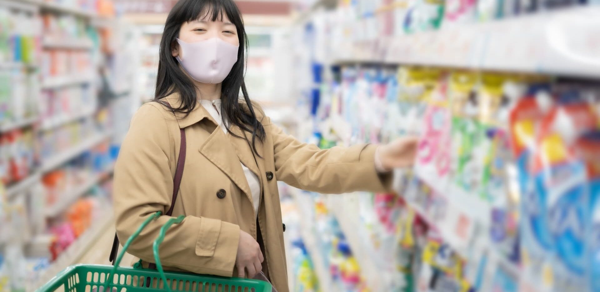 アイドラッグストアで医薬品を比較し、価格や種類、購入方法を確認しながら選び方を検討しているイメージ