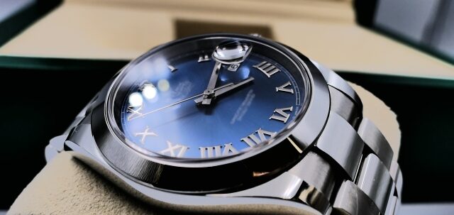 コメ兵の宅配買取でブランド品を箱に梱包し発送する流れをイメージした画像、自宅から簡単に査定依頼できる様子