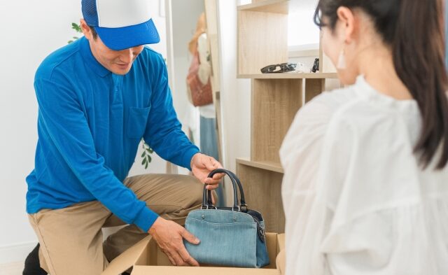 コメ兵のブランド品宅配買取の流れを示すイメージ。自宅から発送し査定・入金まで完結する仕組みを表現