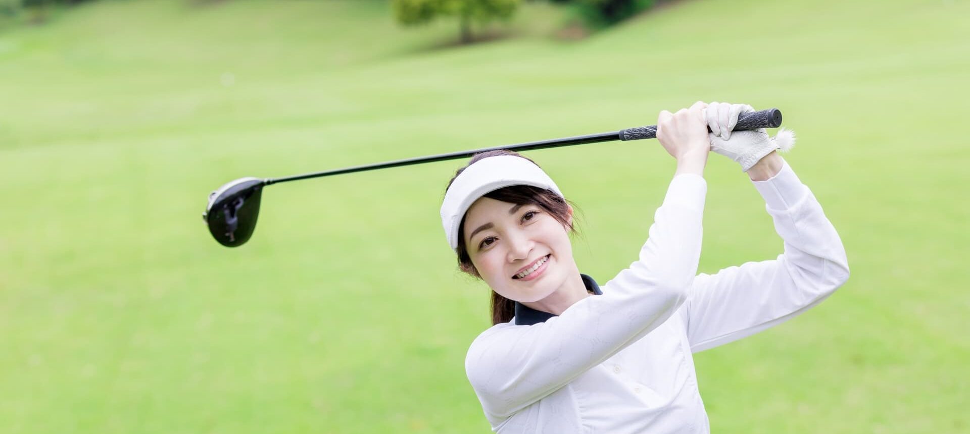 ヴィクトリアゴルフでゴルフ用品を比較しながら選ぶ様子と店舗・オンライン購入のイメージ
